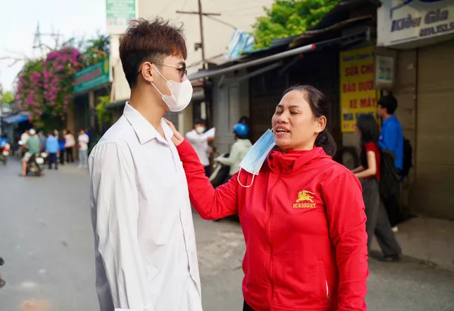 Sỹ tử hoàn thành bài Ngữ Văn, đề dễ thở, thí sinh phấn khởi ảnh 56
