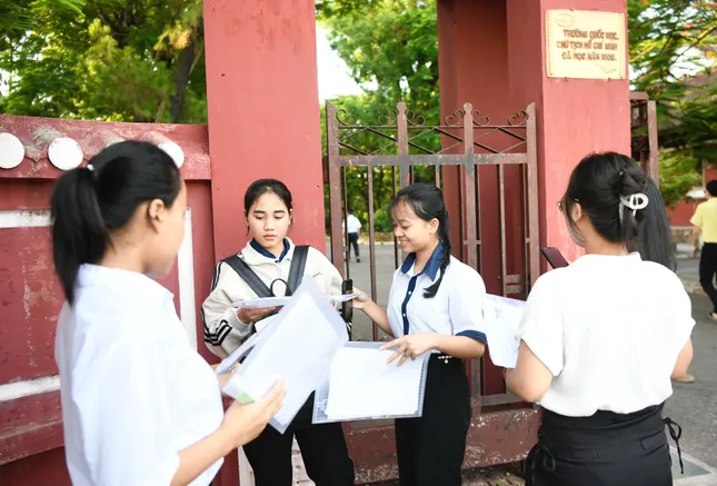 Sỹ tử hoàn thành bài Ngữ Văn, đề dễ thở, thí sinh phấn khởi ảnh 50