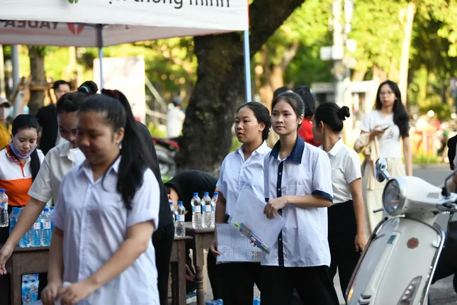 Sỹ tử hoàn thành bài Ngữ Văn, đề dễ thở, thí sinh phấn khởi ảnh 51