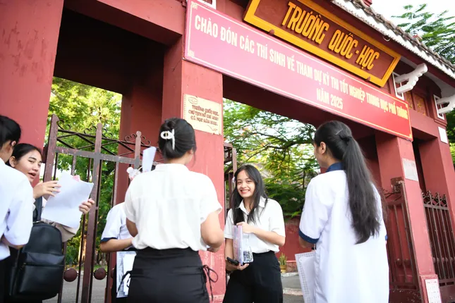 Sỹ tử hoàn thành bài Ngữ Văn, đề dễ thở, thí sinh phấn khởi ảnh 49