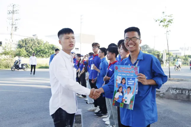 Sỹ tử hoàn thành bài Ngữ Văn, đề dễ thở, thí sinh phấn khởi ảnh 36