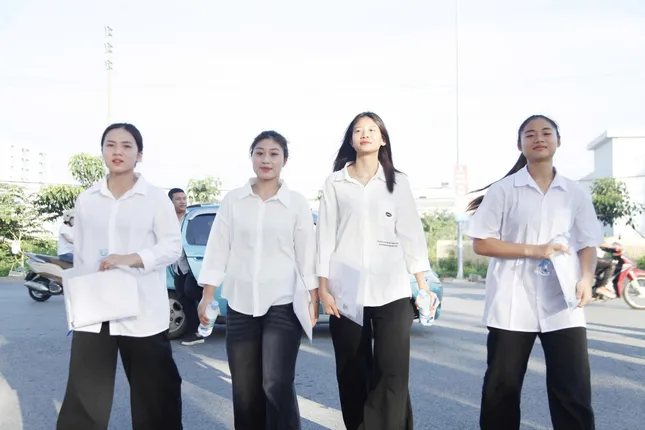Sỹ tử hoàn thành bài Ngữ Văn, đề dễ thở, thí sinh phấn khởi ảnh 38