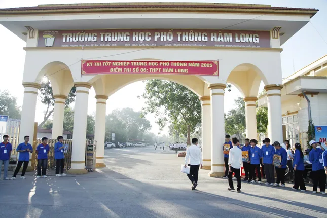 Sỹ tử hoàn thành bài Ngữ Văn, đề dễ thở, thí sinh phấn khởi ảnh 39