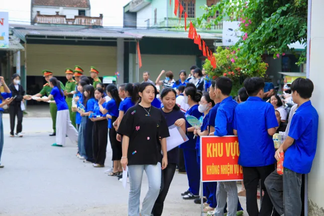 Sỹ tử hoàn thành bài Ngữ Văn, đề dễ thở, thí sinh phấn khởi ảnh 35