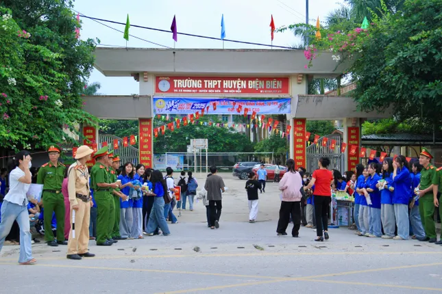 Sỹ tử hoàn thành bài Ngữ Văn, đề dễ thở, thí sinh phấn khởi ảnh 34
