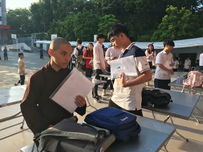 Sỹ tử hoàn thành bài Ngữ Văn, đề dễ thở, thí sinh phấn khởi ảnh 32