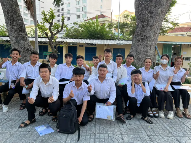 Sỹ tử hoàn thành bài Ngữ Văn, đề dễ thở, thí sinh phấn khởi ảnh 23