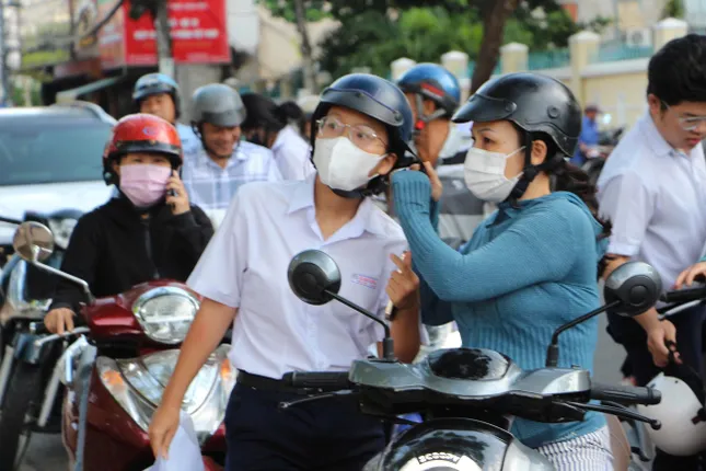 Sỹ tử hoàn thành bài Ngữ Văn, đề dễ thở, thí sinh phấn khởi ảnh 22