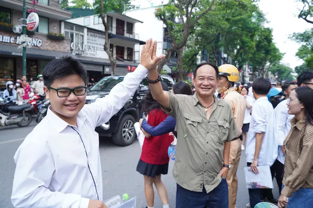 Sỹ tử hoàn thành bài Ngữ Văn, đề dễ thở, thí sinh phấn khởi ảnh 2