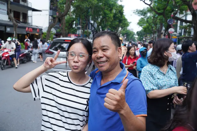Sỹ tử hoàn thành bài Ngữ Văn, đề dễ thở, thí sinh phấn khởi ảnh 1