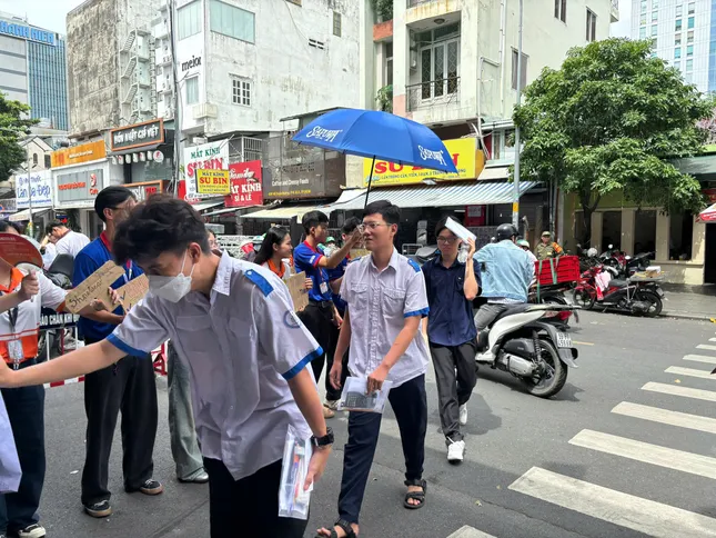 Sỹ tử chuẩn bị thi Toán, Cần Thơ đổ mưa lớn ảnh 6