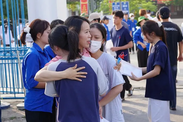 Sỹ tử chuẩn bị thi Toán, Cần Thơ đổ mưa lớn ảnh 4