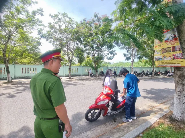 Sỹ tử chuẩn bị thi Toán, Cần Thơ đổ mưa lớn ảnh 1