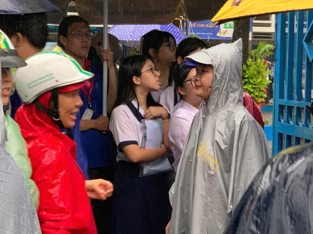 Sỹ tử hoàn thành 'môn thi áp lực nhất': Cập nhật đề thi, giải đề Toán ảnh 7