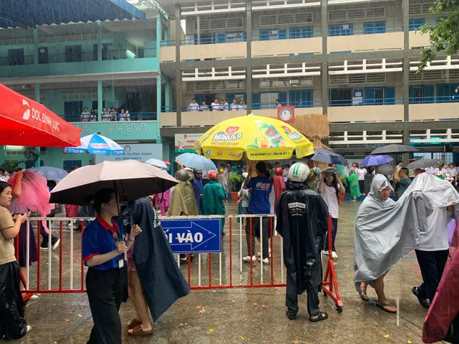 Sỹ tử hoàn thành 'môn thi áp lực nhất': Cập nhật đề thi, giải đề Toán ảnh 8