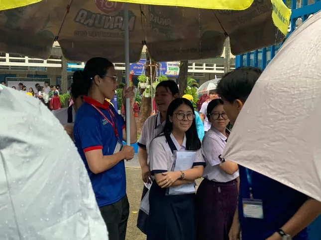 Sỹ tử hoàn thành 'môn thi áp lực nhất': Cập nhật đề thi, giải đề Toán ảnh 9