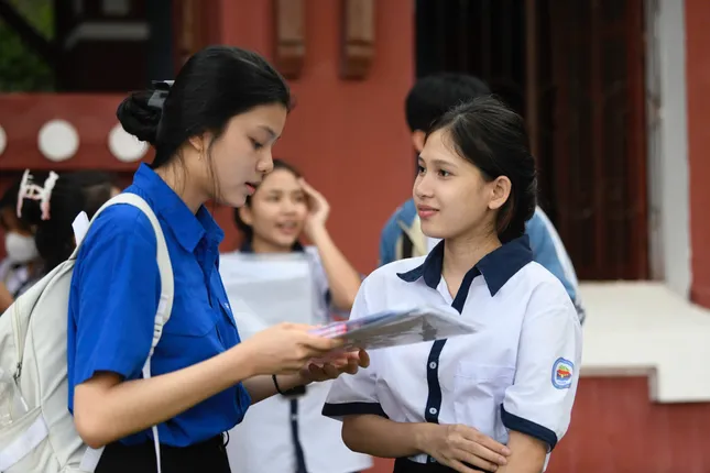 Sỹ tử hoàn thành 'môn thi áp lực nhất': Cập nhật đề thi, giải đề Toán ảnh 5