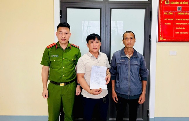 Nhặt được nhẫn vàng gắn đá quý trong túi rác ảnh 1