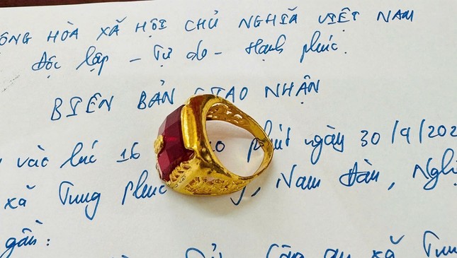 Nhặt được nhẫn vàng gắn đá quý trong túi rác ảnh 2