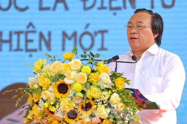 Một bộ phận nhà quản lý, nhà giáo chưa nêu gương &apos;nói không với thuốc lá&apos; ảnh 1