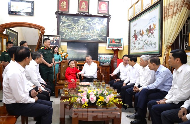 Tổng Bí thư Tô Lâm thăm, tặng quà Mẹ Việt Nam Anh hùng Lê Thị Sáu ảnh 1