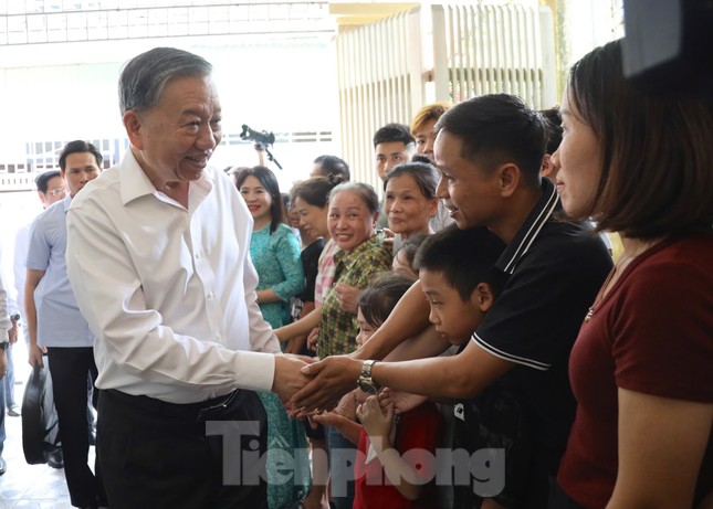 Tổng Bí thư Tô Lâm thăm, tặng quà Mẹ Việt Nam Anh hùng Lê Thị Sáu ảnh 4