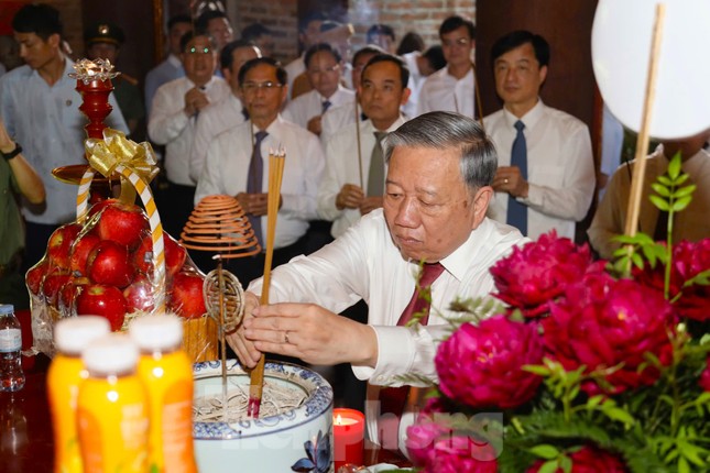 Tổng Bí thư Tô Lâm dâng hương tưởng niệm Chủ tịch Hồ Chí Minh ảnh 7