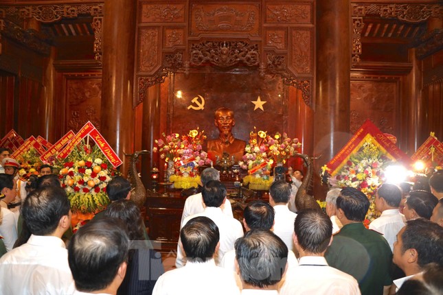 Tổng Bí thư Tô Lâm dâng hương tưởng niệm Chủ tịch Hồ Chí Minh ảnh 4