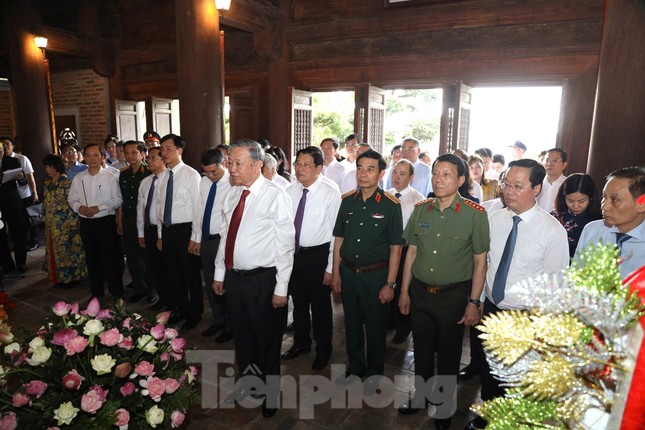 Tổng Bí thư Tô Lâm dâng hương tưởng niệm Chủ tịch Hồ Chí Minh ảnh 1