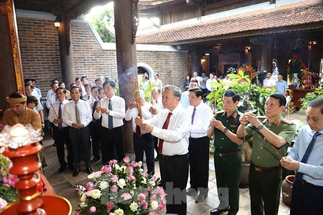Tổng Bí thư Tô Lâm dâng hương tưởng niệm Chủ tịch Hồ Chí Minh ảnh 5