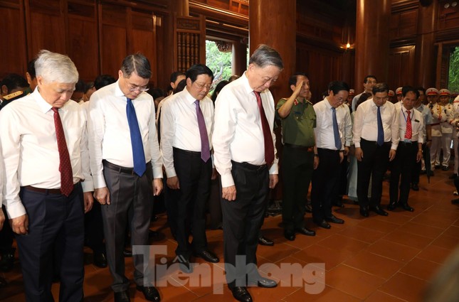 Tổng Bí thư Tô Lâm dâng hương tưởng niệm Chủ tịch Hồ Chí Minh ảnh 3