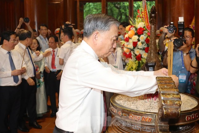 Tổng Bí thư Tô Lâm dâng hương tưởng niệm Chủ tịch Hồ Chí Minh ảnh 2