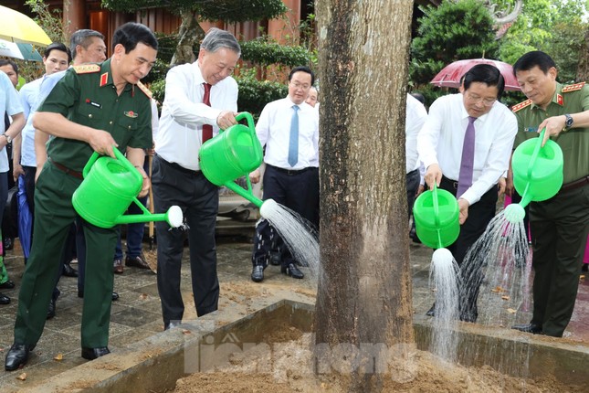 Tổng Bí thư Tô Lâm dâng hương tưởng niệm Chủ tịch Hồ Chí Minh ảnh 8