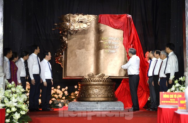 Tổng Bí thư Tô Lâm trao tặng tác phẩm điêu khắc &apos;Việt Nam - những trang sử vàng&apos; ảnh 2