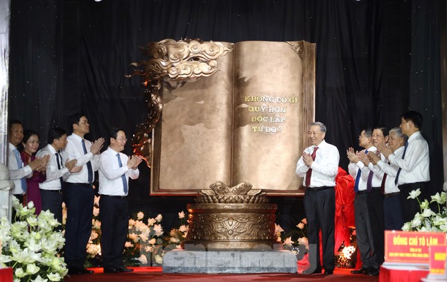 Tổng Bí thư Tô Lâm trao tặng tác phẩm điêu khắc &apos;Việt Nam - những trang sử vàng&apos; ảnh 3