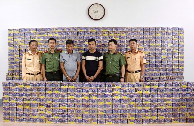 Bắt hai đối tượng buôn 1,5 tấn pháo ảnh 1