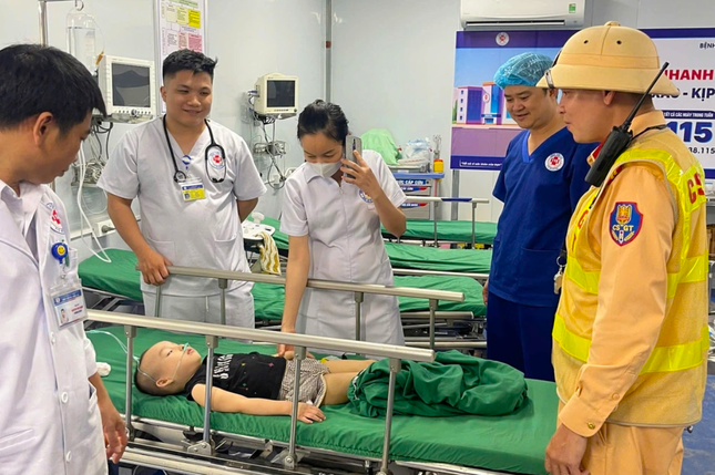 CSGT hỗ trợ đưa người phụ nữ bị chảy máu não đi cấp cứu ảnh 2