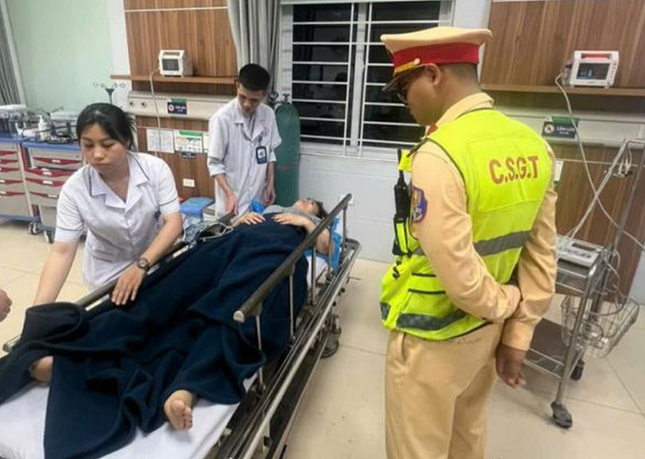 CSGT hỗ trợ đưa người phụ nữ bị chảy máu não đi cấp cứu ảnh 1