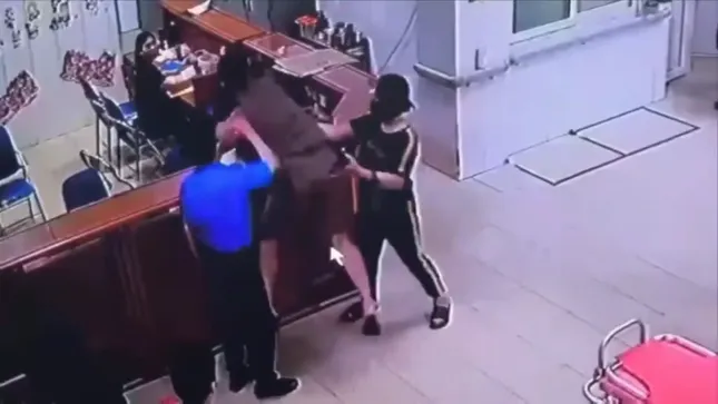 Danh tính người đàn ông hành hung nhân viên y tế ngay tại Khoa Cấp cứu ảnh 1