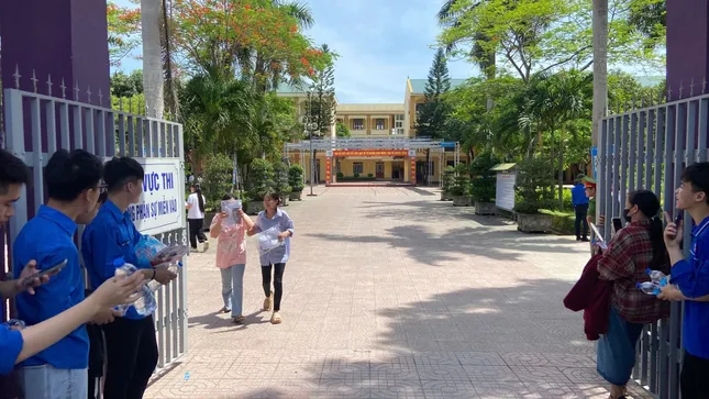Đình chỉ thầy giáo coi thi phát ngôn 'Học chi cho lắm rồi cũng đi làm công nhân' ảnh 3