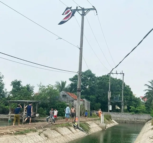 Gỡ diều mắc đường dây điện cao thế, 3 học sinh nhập viện cấp cứu ảnh 1