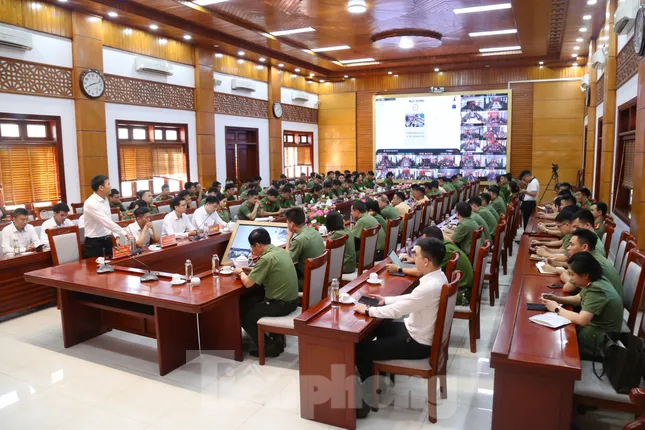 Cán bộ, chiến sĩ Công an Nghệ An học về an ninh, bảo mật khi sử dụng AI ảnh 1