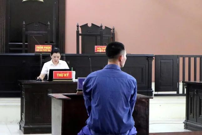 Nước mắt của người mẹ có đứa con trai trượt dài trên con đường &apos;cơm tù, áo số&apos; ảnh 2