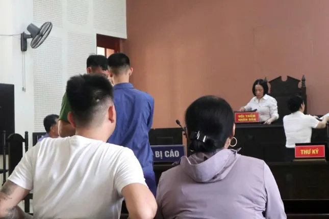 Nước mắt của người mẹ có đứa con trai trượt dài trên con đường &apos;cơm tù, áo số&apos; ảnh 3