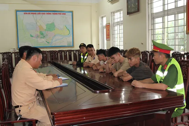 Bắt nhóm ‘quái xế’ có hành vi khiếm nhã các cô gái đi đường ảnh 1