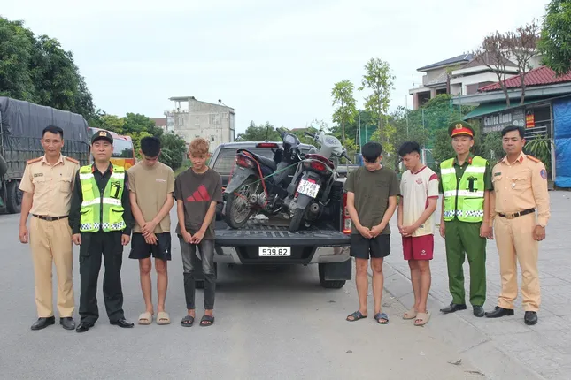 Bắt nhóm ‘quái xế’ có hành vi khiếm nhã các cô gái đi đường ảnh 2