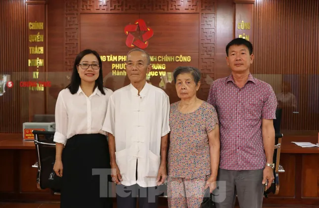 Cụ ông 88 tuổi đi đăng ký kết hôn trong ngày đầu vận hành xã, phường mới ảnh 3