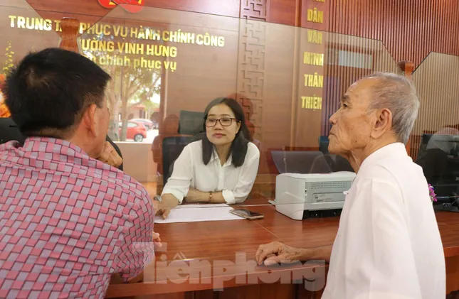Cụ ông 88 tuổi đi đăng ký kết hôn trong ngày đầu vận hành xã, phường mới ảnh 2
