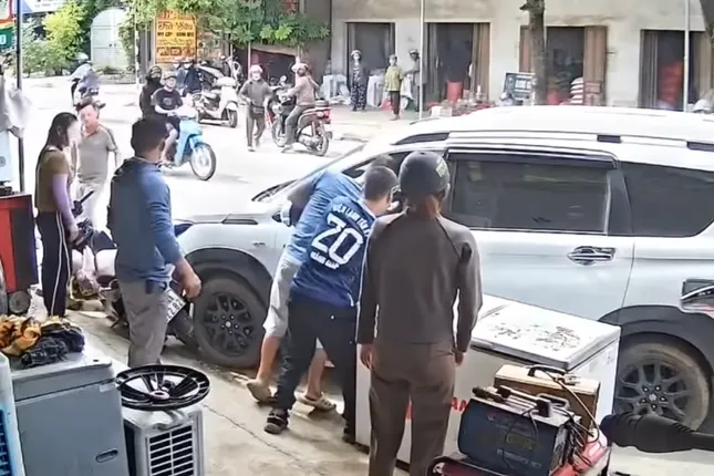 Phản ứng nhanh của anh thợ điện lạnh cứu tài xế nghi đột quỵ trong xe ô tô ảnh 1
