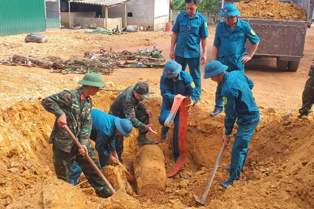 Phát hiện quả bom 350 kg còn nguyên kíp nổ khi cải tạo vườn ảnh 1